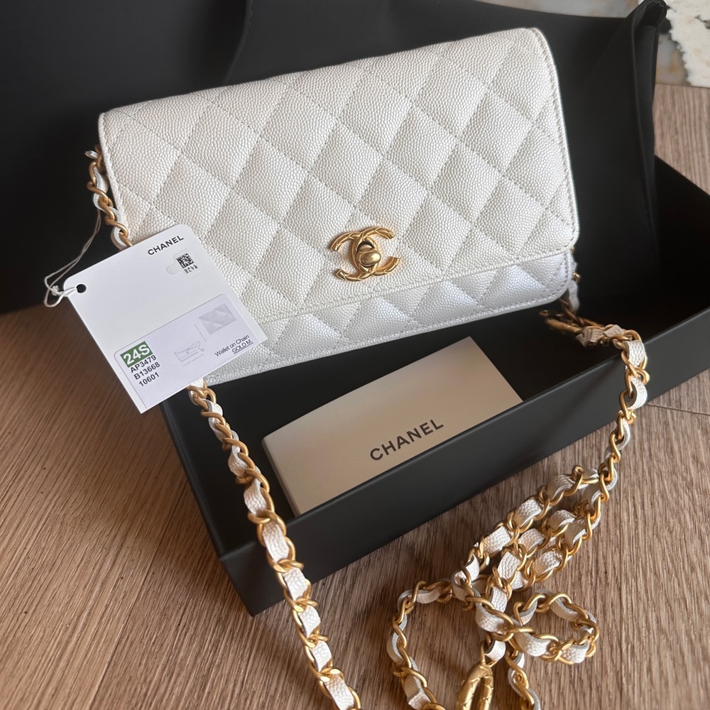 FULL SET - CHANEL 2WAY WOC Pearly White Grained Calfskin & Gold HW (24S) - Picture 7 of 13